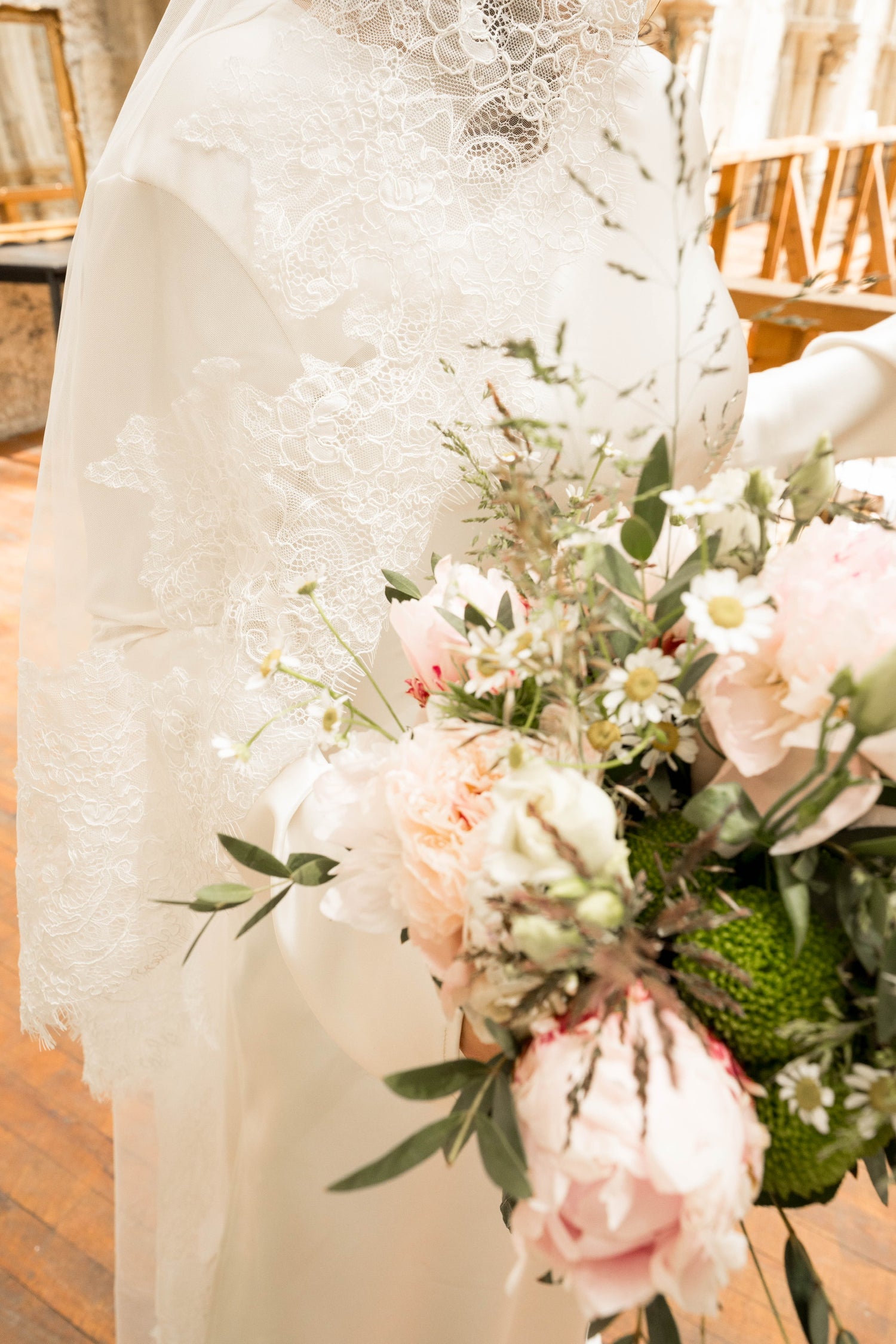 Cérémonie romantique imaginée par The Cosmic Bride, experte des mariages sur-mesure et authentiques.