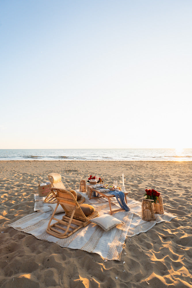 Pique-nique luxueux au coucher du soleil sur la plage de Châtelaillon : la formule Serena est l’expérience signature signée The cosmic Bride, pensée comme un dîner d’exception face à la mer. Installation élégante, lanternes et plateau généreux à base de charcuterie, fromages, fruits & douceurs. Idéale pour célébrer l’amour au crépuscule et pour une demande en mariage en Charente-Maritime.