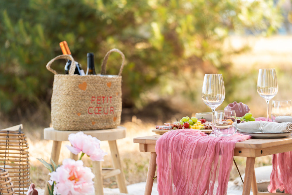 Apéritif chic au Parc d’Orbigny à La Rochelle avec The Cosmic Bride : Pique-nique Vespara avec plateau de charcuterie, vin et ambiance détendue pour un moment convivial et gourmand à deux, à l'ombre des pins.