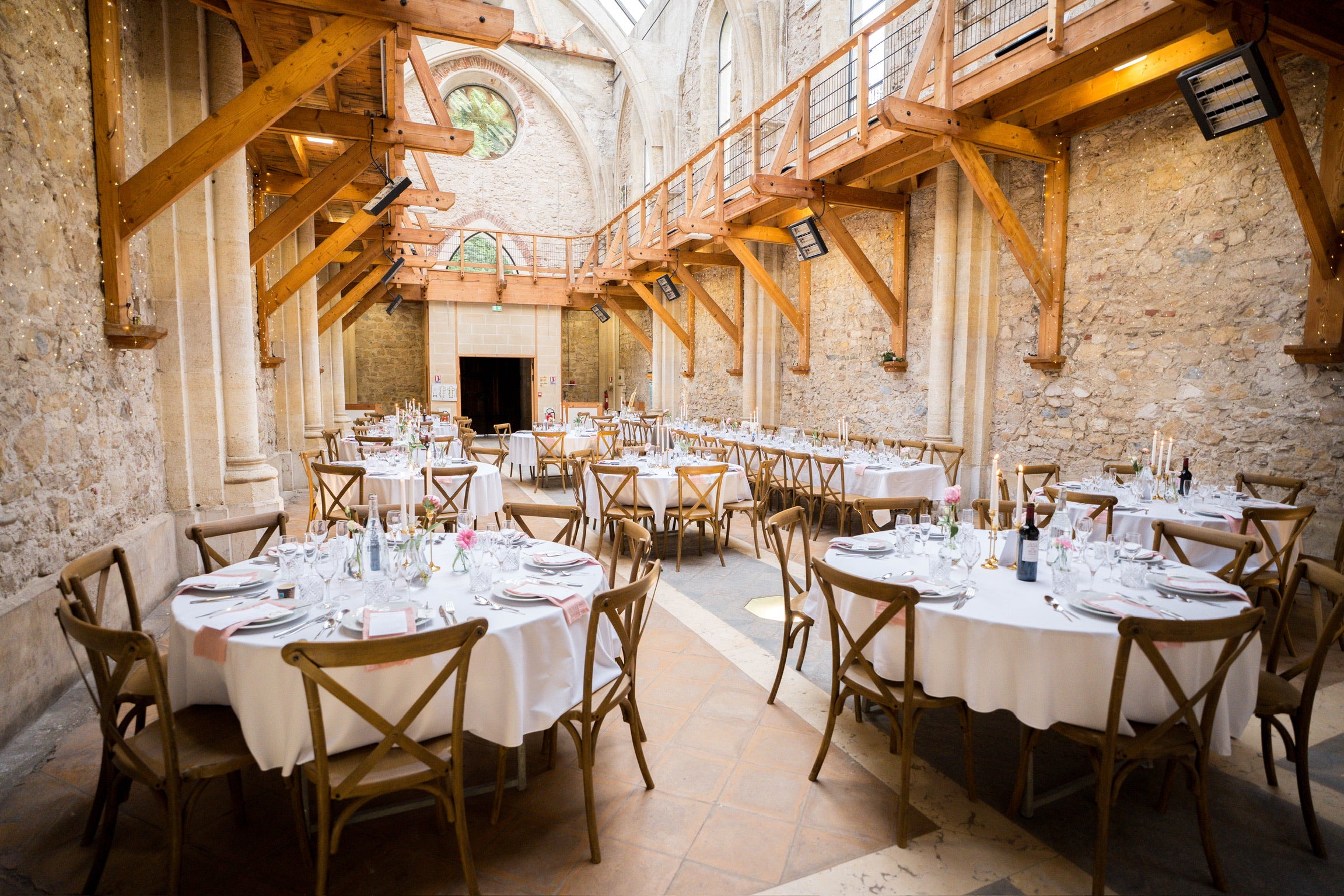 Un mariage fluide, sincère, et profondément vous.Je suis Léa, wedding planner à La Rochelle. J’organise des mariages subtils, élégants et sur-mesure — en transformant vos idées floues en une journée inoubliable.