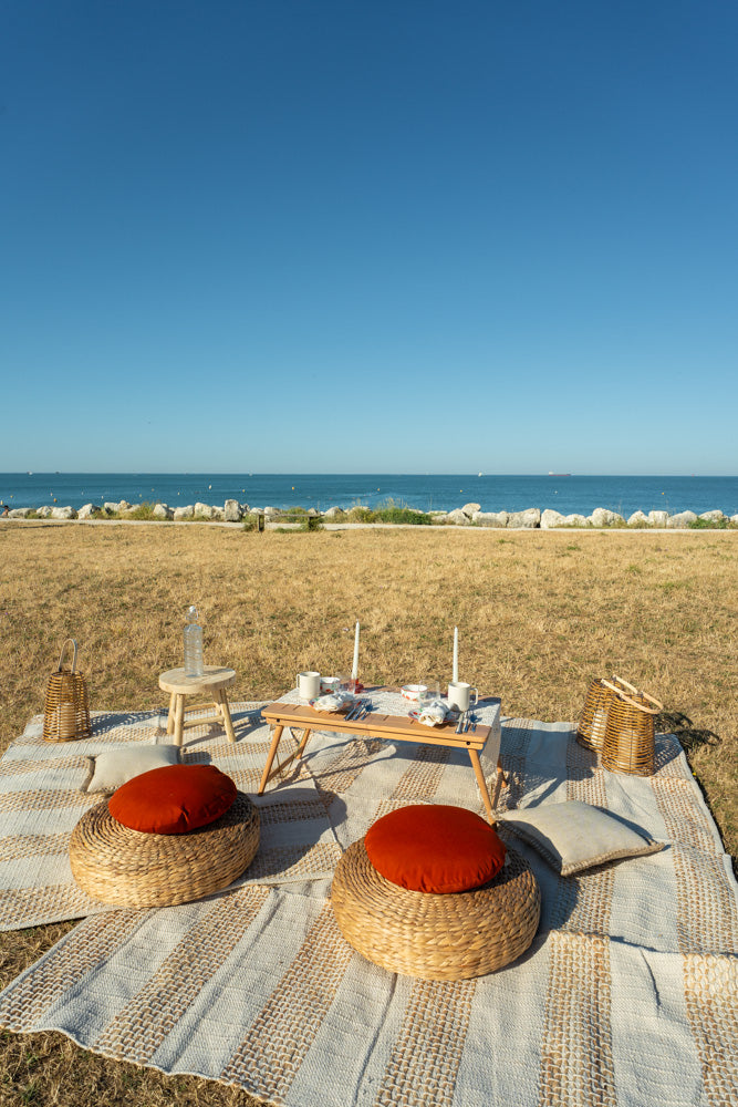 Petit-déjeuner romantique à La Rochelle avec The Cosmic Bride : Pique-nique formule "Rupella" sur la plage de Chef de Baie. Viennoiseries artisanales, fruits frais, douceur sucrée et ambiance cosy pour un moment d’exception à deux.