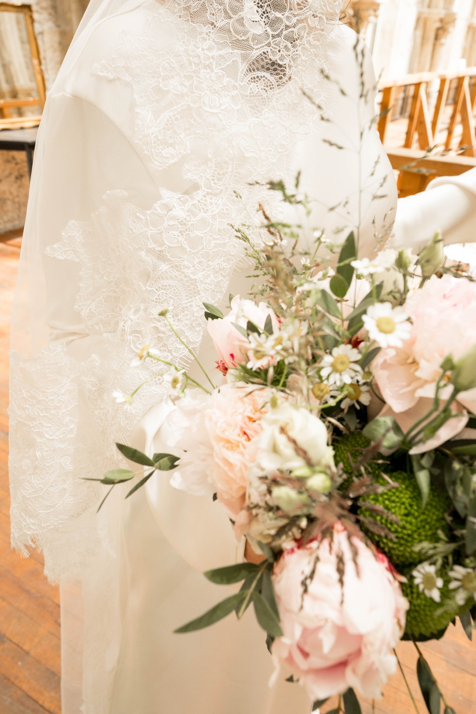 Cérémonie romantique imaginée par The Cosmic Bride, experte des mariages sur-mesure et authentiques.