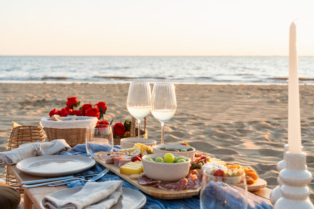 Pique-nique luxueux au coucher du soleil sur la plage de Châtelaillon : la formule Serena est l’expérience signature signée The cosmic Bride, pensée comme un dîner d’exception face à la mer. Installation élégante, lanternes et plateau généreux à base de charcuterie, fromages, fruits & douceurs. Idéale pour célébrer l’amour au crépuscule et pour une demande en mariage en Charente-Maritime.